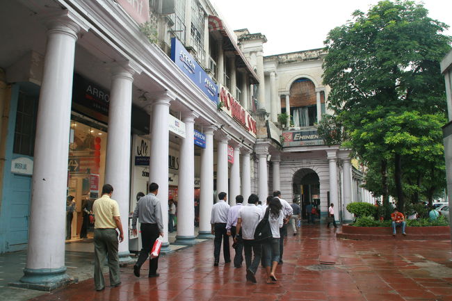 コンノート・プレイス。<br />メインバザールとははるかに違ったお店が並び、映画館もあった。