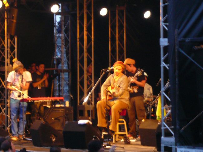 最後は「Life is Wonderful」の大合唱。<br /><br />野外が似合う。<br /><br />また見れて嬉しいよう。<br /><br />会場はノリノリです♪♪