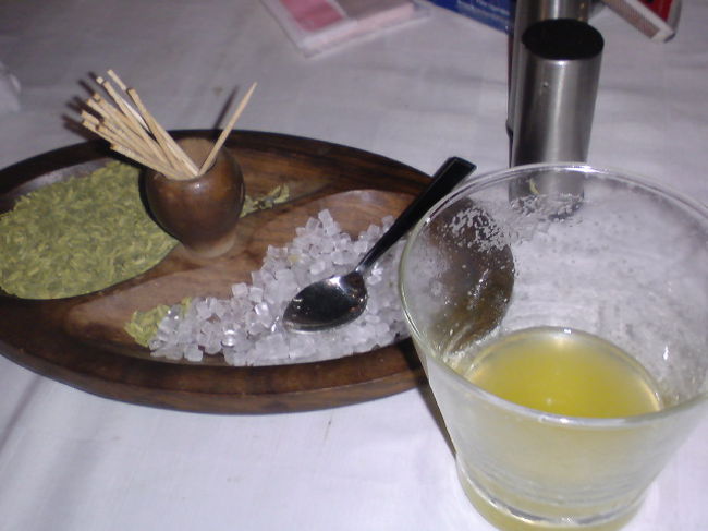 食後にはこれらが大抵出された。<br />角砂糖は美味しかったが、緑のものは何やら香辛料の匂いがして、私には食べられなかった。