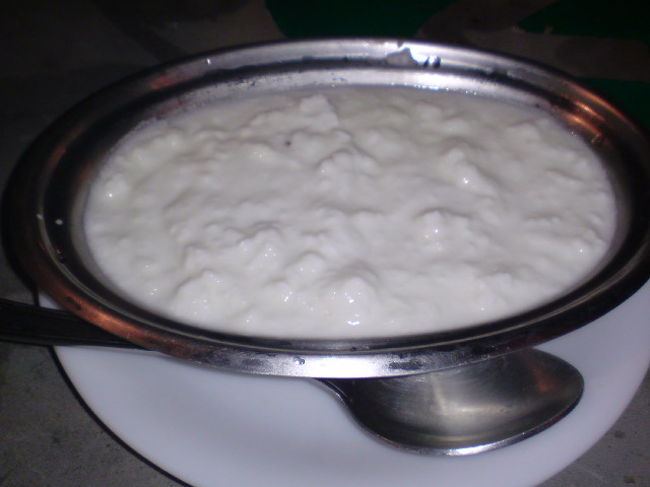 インドで食べはじめのヨーグルト。<br />私はこの先、ラッシーという名のヨーグルト的な飲み物を毎日飲むようになった。とても美味しい。<br />