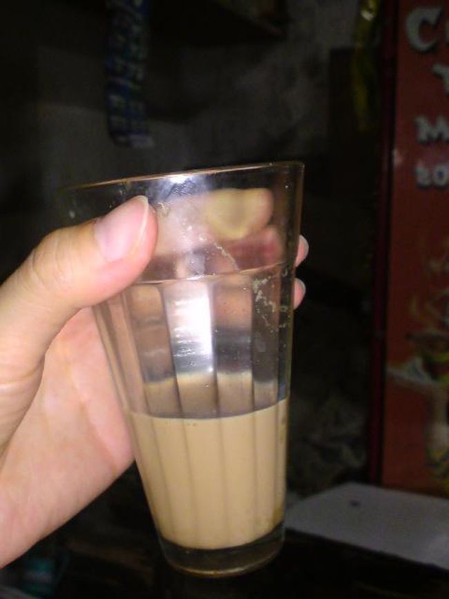インドではこの｢チャイ｣という飲み物を事あるごとに飲んでいた。日本でも紅茶はミルク派の私にとっては大変美味しいものだった。暑いにもかかわらずホットしかないようだった。