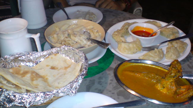 初のインド料理。<br />ナン、マトンカレー、何故かのパスタに何故かのネパール料理のモモ。<br />どれも安くて美味なり☆<br />このお店には何回か通った。<br />
