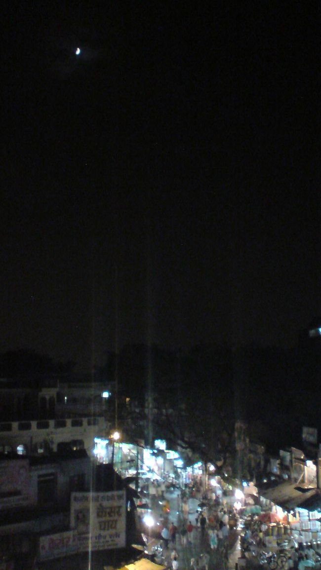 夜も騒がしいメインバザール。<br /><br />月がとても綺麗だった。<br />
