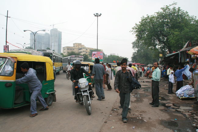 ジャマー・マスジットを目指し歩いた。<br /><br />