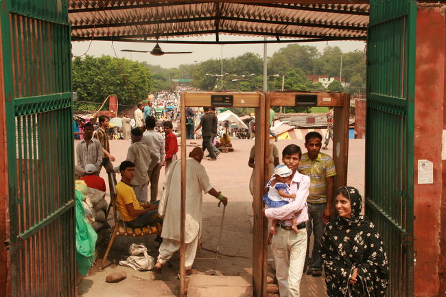 何の意味があるのか、機能していないようなセキュリティーを通る。