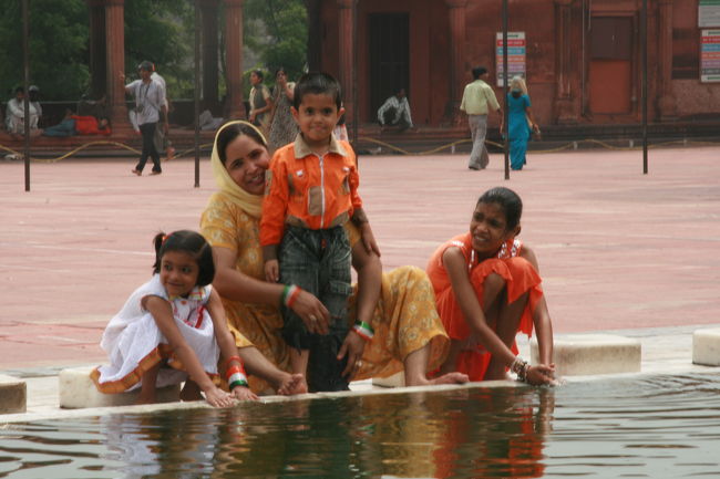 皆手前にある池で身を清めてから礼拝に向かう。