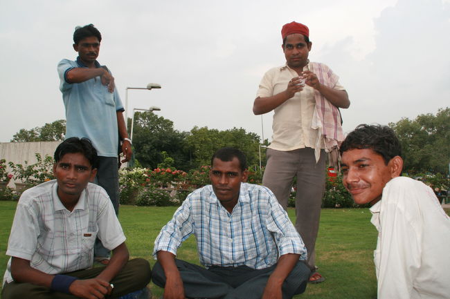 コンノート・プレイスの公園では、ひとたび休憩をしようものなら、こういった人達が集まってきて商売に巻き込まれる。彼らは耳かきの達人らしい。<br />一緒にいた人がやってもらっていたが、あり得ないほどの耳垢がごっそり取り出されていた。本人はとても満足していた。しかも最初の言い値の2割くらいになったようだ。吹っかけてくるので注意したいが、耳垢が気になる人には良いだろう。