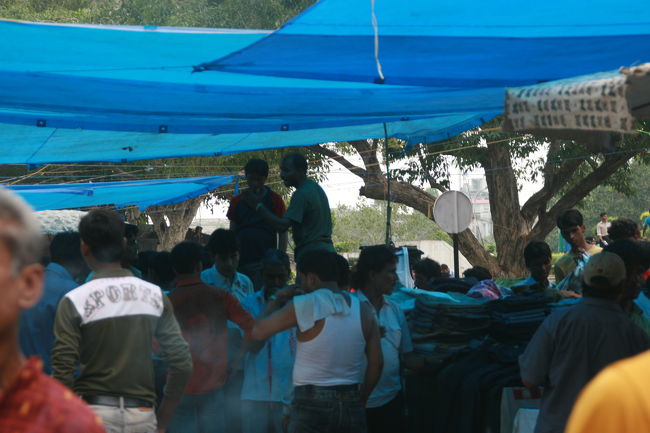 タイムセールスだ！！！<br />と言う声に、地元の男の人が群がっていた。<br />日本ではこういったことは、おばさんのイメージがあったので面白かった。