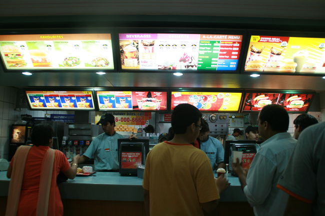 コンノート・プレイスのマック。<br />ドアマンがいてドアを開け閉めしてくれるとてもVIP待遇なマックなんです。<br />ここインドでもマックは大賑わい。<br />インドならではのマハラジャバーガーを記念に食べた。