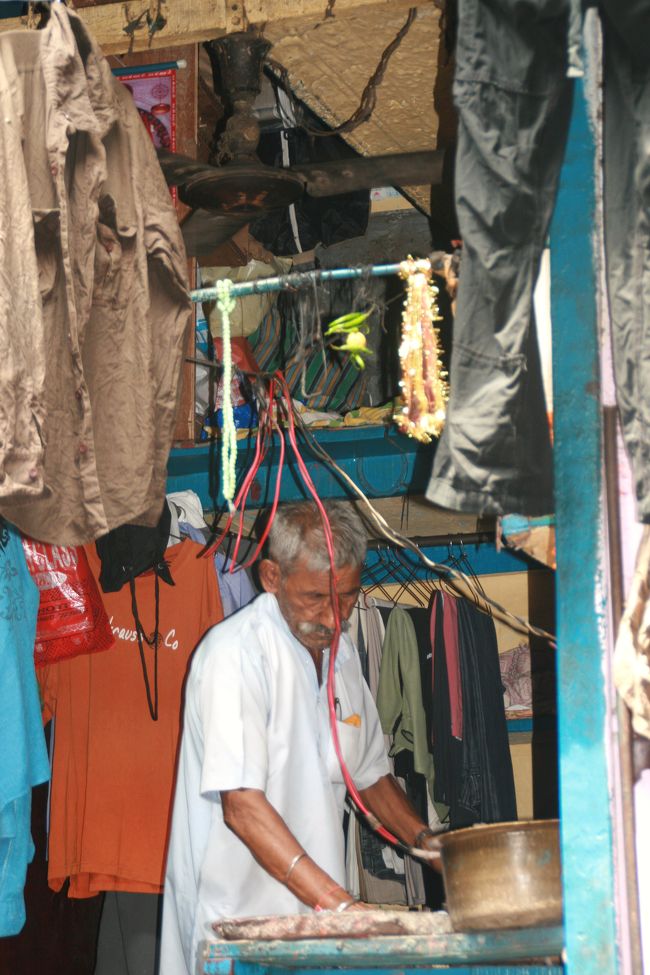 アイロンを商売にしているお店。<br />本当にこれだけの場所でやっている。<br />確実に砂埃がヤバそうだが　おじさんはとても一生懸命だった。