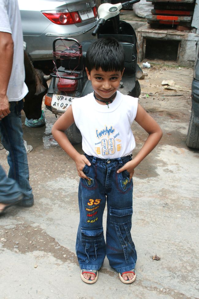 表紙にも載せた男の子。<br />とてもナイスな格好で歩いていた。<br />写真を撮らせてもらうとこのポーズ。<br />メチャ可愛くてイカしてる〜☆