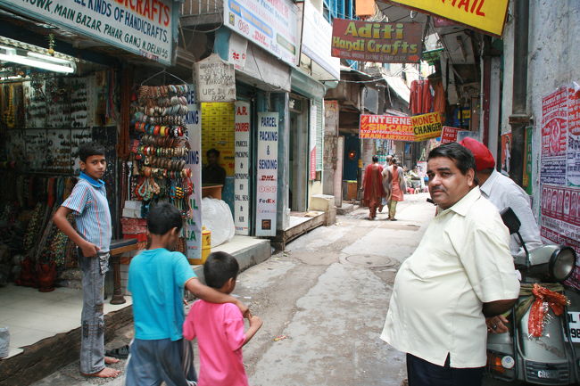 色々なアクセサリーやらサリーやら軒並みお店は続いている。