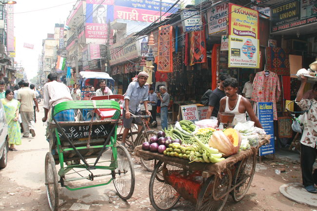 色々な物や人が行きかうメインバザール。