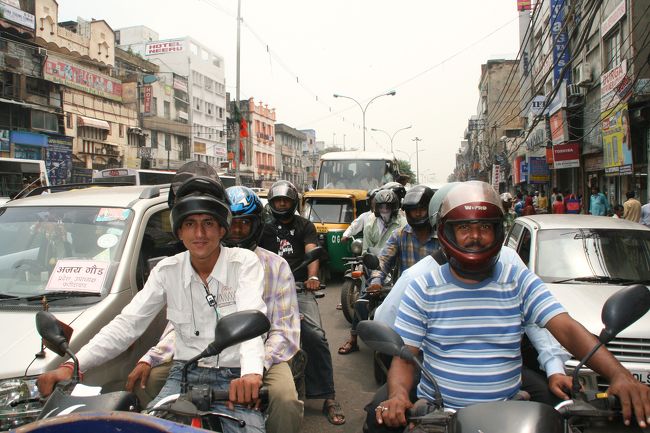 ジャマー・マスジットまでとても歩ける距離ではないと悟り、リキシャーに乗り込んだ。<br />信号待ちにて振り返ると。。。