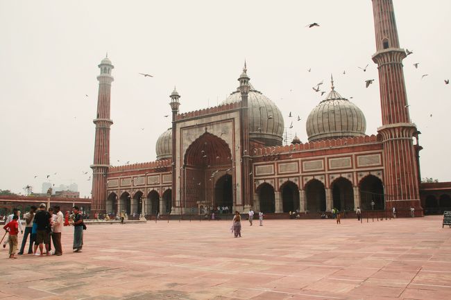 インドの歴史的モスクを始めて見て、とても感動した。大変美しく幻想的なものだった。