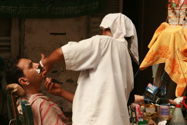 路上の散髪屋。<br />ただいまヒゲを整えています。