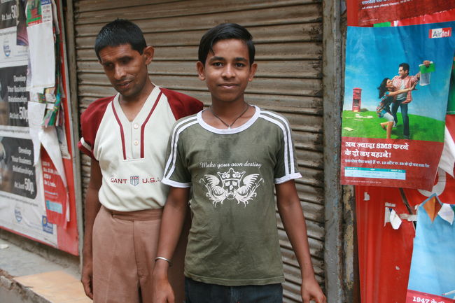 ゲームセンターの近く、面白いポスターの前を通り過ぎた二人。