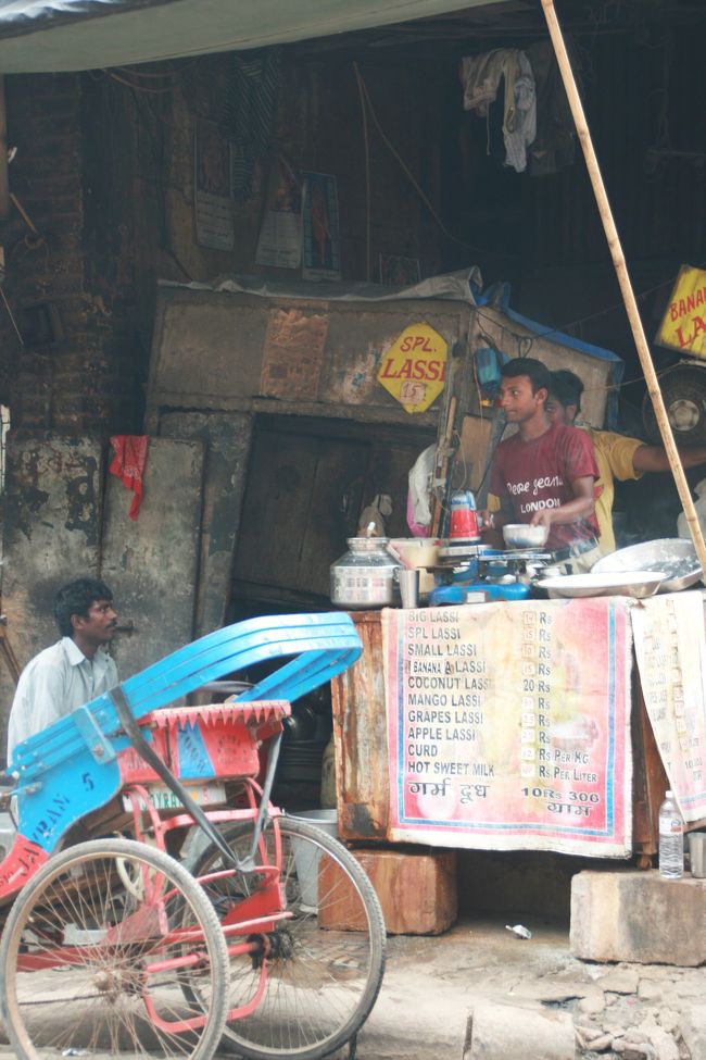 リキシャーマンがくつろいでいる。<br />良く見かける風景。