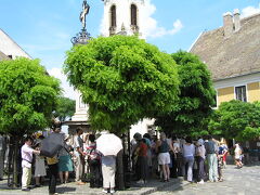 村の中心、教会と広場