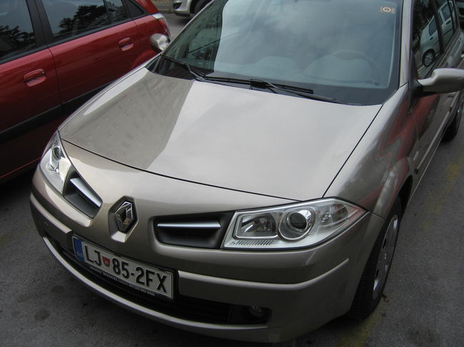 ちなみに、<br />前日はリュブリャナ空港に21:25ごろ着。<br />予約していたレンタカーのSIXT<br />（一番安いと思いますhttp://www.sixt.com/）は<br />22:00で閉店なので間に合うのかドキドキでしたが<br />小さな空港（荷物受け取りレーンが２つだけだったような。）だったので<br />すぐに荷物を受け取り、外へ出ることができました。<br />レンタカーのオフィスは道を挟んで向かいに連なっていて、すぐ発見できました。<br />←ルノーのMEGANEです。ナビもレンタルできます。<br /><br />空港周辺は、街灯以外明かりはなく真っ暗です。目印になる建物などはなさそうでした。空港を出て左がブレッド湖方面。右がリュブリャナ市街方面です。