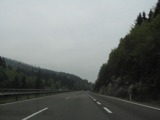 明るい時間のハイウェイは快適でした。<br />ちなみに高速料金は無料です。