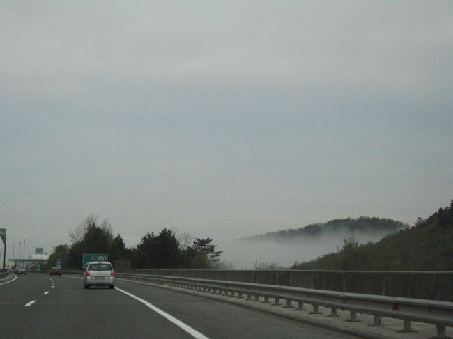 ポストイナに近づくと、霧が出てきました。