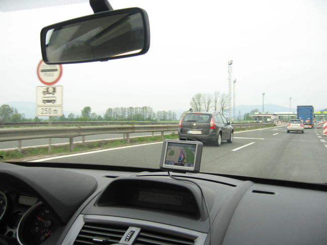 夜リュブリャナ空港に到着。<br />空港でレンタカーを借りて、<br />リュブリャナ郊外のホテルに泊まり、<br />翌朝ポストイナを目指して出発。<br /><br />←後づけのナビを装着。<br />地名が読みにくいので看板だけで出口を探すのは難しいです。<br />ナビはあったほうがいいかも。