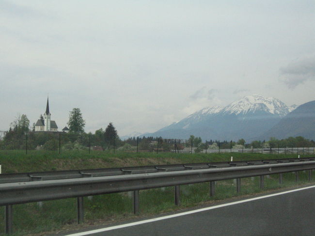 １２時ごろ、ポストイナを後にブレッド湖へ車で移動。<br />ハイウェイではスロベニアらしい、緑とブルーの風景が続きます。<br />あちこちに教会がありました。<br />素敵〜☆☆