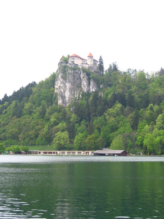 こちらはブレッド城。<br />絶壁にそびえ立つ姿がかっこいい！！