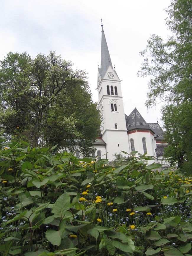 こちらは湖畔にある聖マルティヌス教会。<br />特にガイドブックにも載っていなかったけれど、美しい教会です。<br />小鳥のさえずりが聞こえて・・童話の世界のよう。