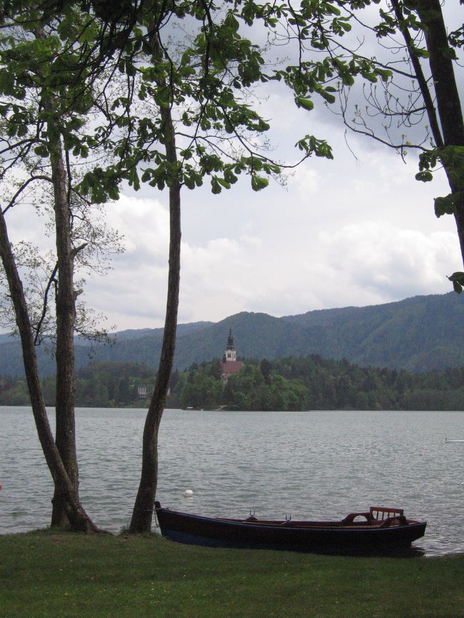 どこから見ても絵になる風景！！<br /><br />ところで、観光列車でブレッド城に行けると<br />ガイドブックにあったのですが、<br />断崖を登って行くことなくただ一周して終わりでした。<br /><br />列車の運転手さんに聞くと、<br />タクシーか、レンタサイクルか、歩いて行くしかないよ？だって。<br />しかたなく、歩いて登ります！！