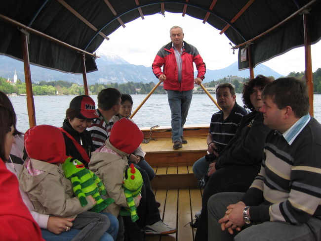 この日は観光客が少なくて、なかなかボートに乗れなかったのですが<br />ちょうどよいタイミングで人が集まっていたので、<br />ご一緒して聖マリア教会のある小島まで行きました。（人が集まらないと出発しません。）12ユーロ。<br />静かでのどかな湖上はとっても気持ちよかったです。