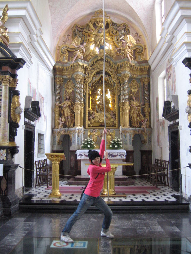 教会内には、鐘を鳴らす紐がぶら下がっています。<br />三回ひっぱって鐘が鳴れば、願いがかなうとか。<br /><br />私たちも挑戦！