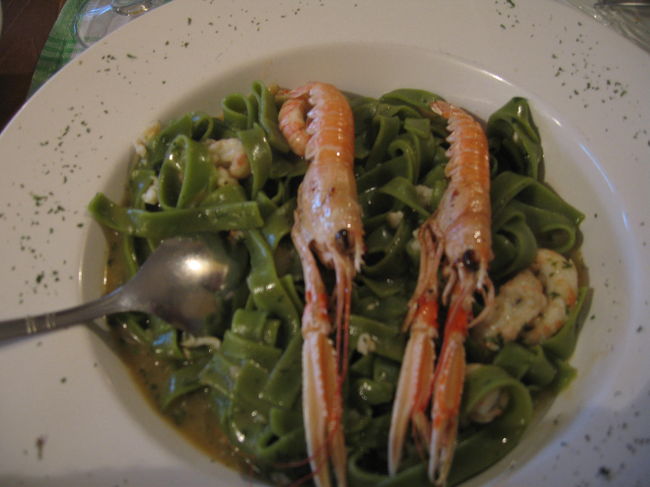 宿のお兄さんお勧めのレストラン"OSTARIJA PEGLEZN"で夕食。<br />←手長えびのパスタ