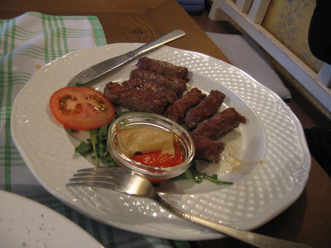 ←シェフお勧めの郷土料理。皮のないソーセージのようなもの。<br /><br />２品と生ビール２杯で25.10ユーロでした。<br />おいしかったです！！