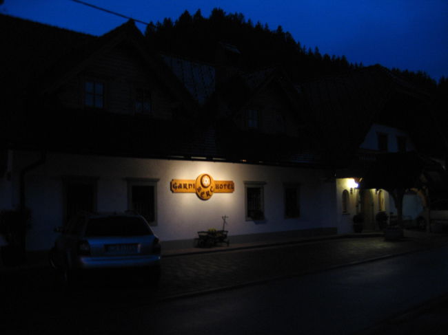 ブレッド湖の宿"GARNI HOTEL BERC"です。<br />お兄さんがとっても親切にしてくれました。<br />きれいで温かみがあり、ブレッド湖に雰囲気がぴったりの宿でした。ゆっくりできなかったのが残念です。