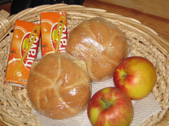 翌朝5時に宿を出るんだと言ったら、<br />朝ごはんを用意して<br />その日のうちに部屋に届けてくれました。<br />感激です。