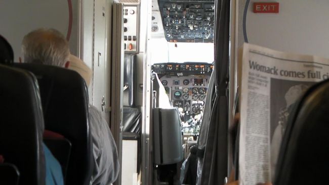 ロスからラスベガスへの移動はAAAで1時間くらいです。物騒な国の割には操縦席見えます。