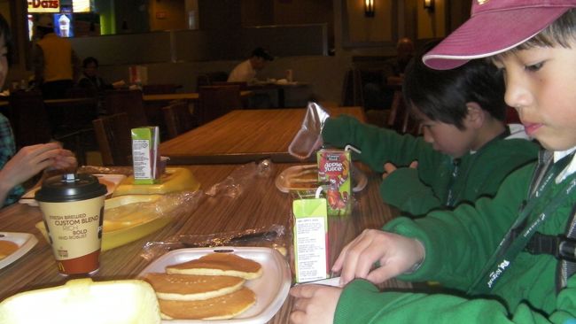 二日目は、グランドキャニオン遊覧ツアーに行きました。さすがに7時まえからホテルのマックは空いてます。