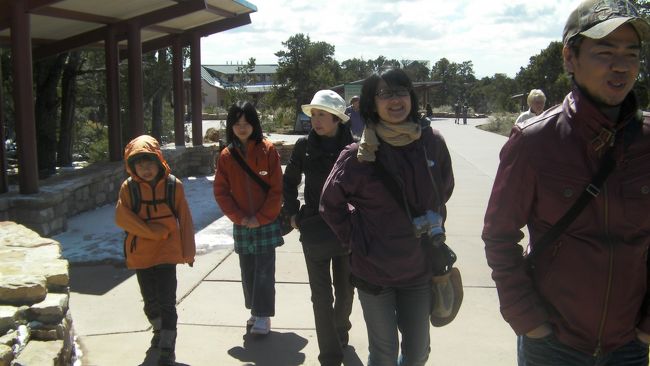 ラスベガスは20度くらいでも、グランドキャニオンは、数日前に雪がふったので寒いです。