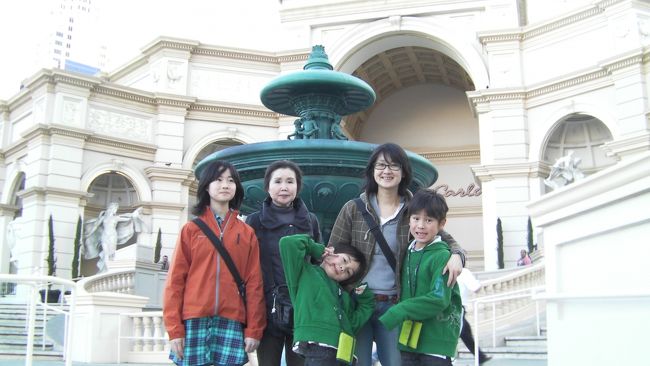 ４時頃帰ってきました。<br />午後は、ストリップを北側に向かいます。<br />とりあえず、宿泊先のモンテカルロ前でパチリ。