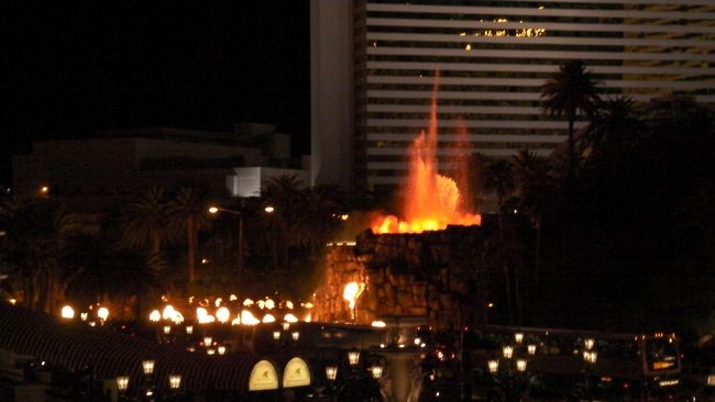 ミラージュの噴火は、ベネチアンの２Fからみました。<br />混んでなくて、足の疲れた子供連れにはいいかも。