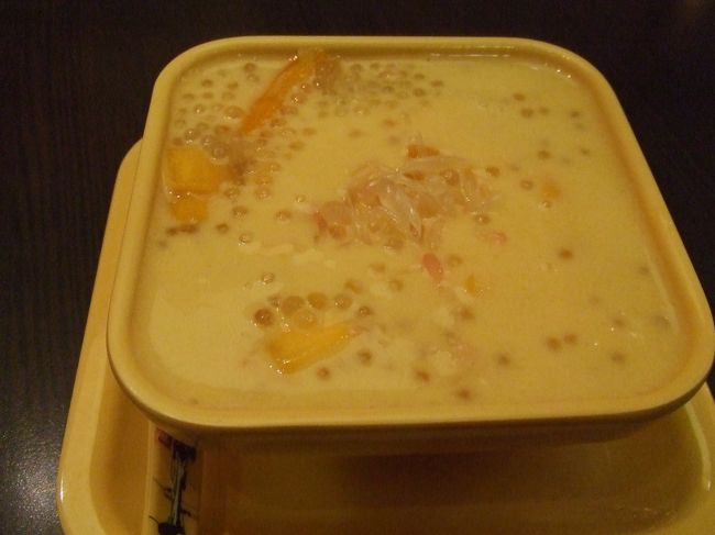 「楊枝甘露」って、マンゴーソース＆ココナッツミルクの中にマンゴー、ザボン的柑橘、タピオカが入ってるデザート。もう最高激ウマ。<br />あらゆるところで食べたけど、一番おいしかったのが「香港満記甜品」！！<br /><br />まあ要するに満記が一番気に入りましたってことで☆<br />