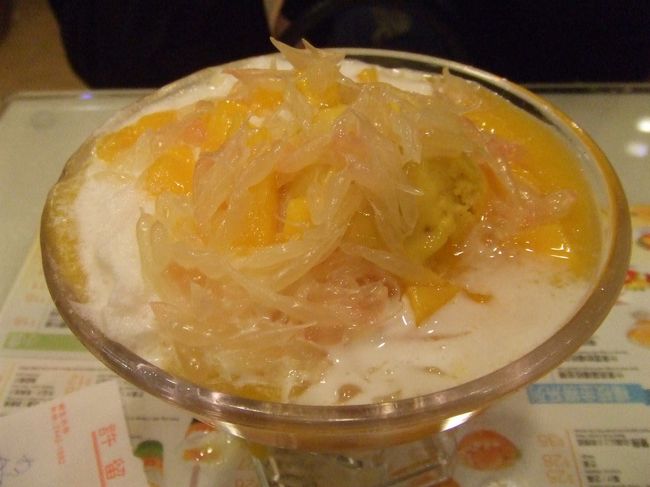 許留山の「楊枝甘露」は柑橘山盛り。けど満記のほうが苦味かつプチプチ感が上かな。