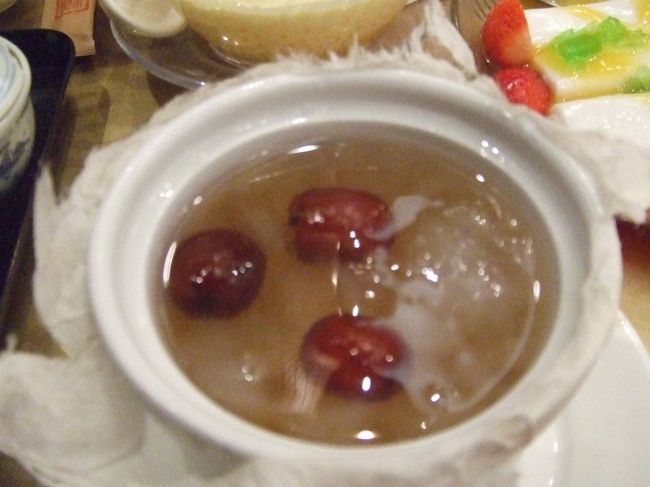 糖朝ではカエルの脂肪のあったかデザートにも挑戦。<br />うーん、冷たいほうが良かったのかも。脂肪がぶよぶよ、スープは薬膳？身体によさそう系。