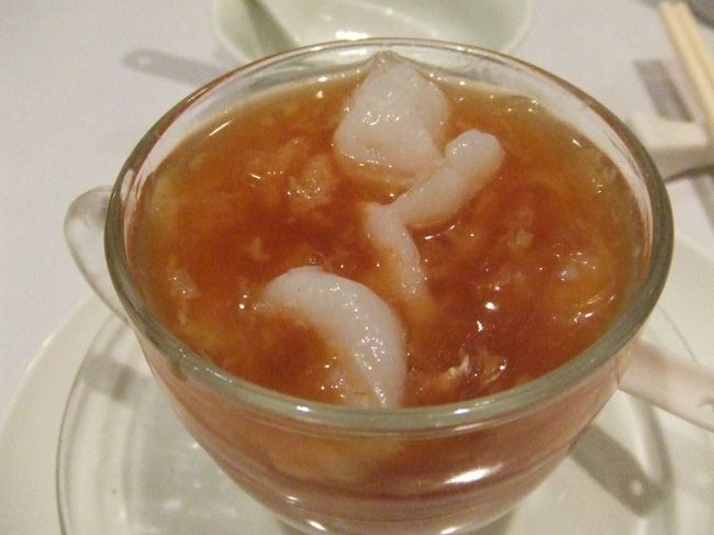 ランガム・プレイス内のレストラン「粤江春」のフカヒレとエビのスープ。<br />最初はあっさりしすぎ？と思ったけど、後からじんわり効いてくる上品なおいしさ。