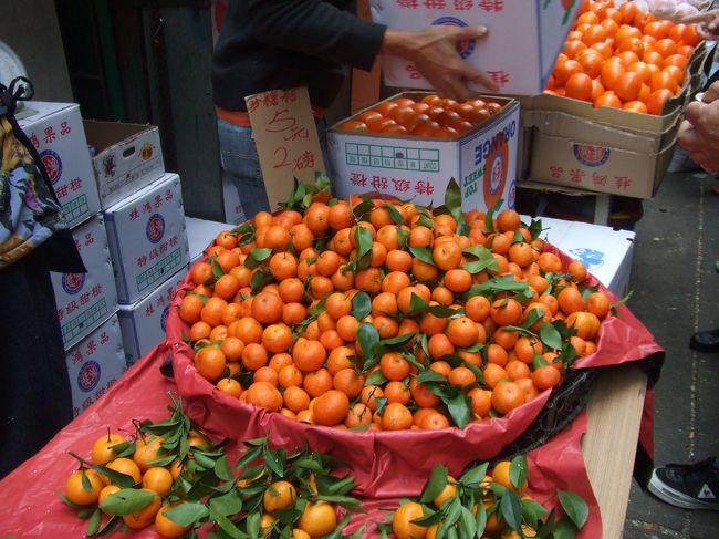 100円くらいで山盛り買えた。<br />スダチくらいの大きさなんだけど、濃厚な甘み！