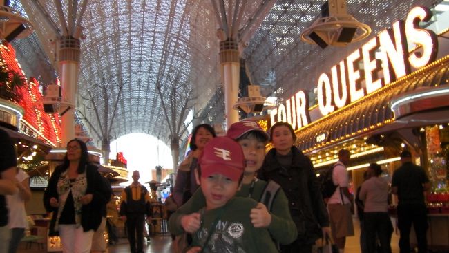 その後、ダウンタウンへ再びバスで移動。。<br />ダウンタウンは危ないと聞いていたのですが、行きは中心通りまで行くので問題ないです。帰りは少し離れるので女性だけだと不安かも。。<br />ここもひなびた感じが。。