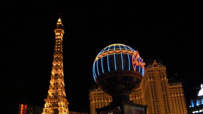 早々にストリップに帰ってきました。<br />人が多いけど、やっぱりこちらがラスベガスだ！<br />