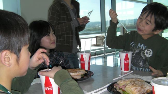 帰りは、サンフランシスコ経由で帰ります。<br />乗り換えで時間があったので昼食です。<br />空港端にあったカフェのパンはカリカリしていてうまかった。